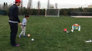 Cristiano Ronaldo compitió contra su hijo en un duelo de tiro libre [Video]