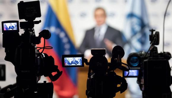 Juan Guaidó ha criticado que en los canales, radios y periódicos impresos venezolanos prácticamente no se le menciona.
 (Foto: EFE / Referencial)
