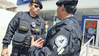 Mujer asaltó agencia bancaria amenazando a cajera con activar explosivos de su casaca en VMT