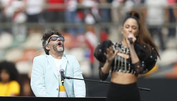 El músico argentino Fito Páez y la cantante argentina Tini actúan antes del partido final de la Copa Libertadores entre River Plate de Argentina y Flamengo de Brasil, en el estadio Monumental de Lima, el 23 de noviembre de 2019. (Foto de Luka GONZALES / AFP)