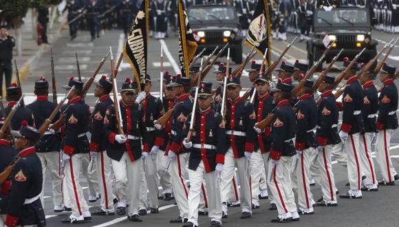 Voluntarios de la Marina de Guerra del Perú se movieron al ritmo de El caballito de palo. (César Fajardo)