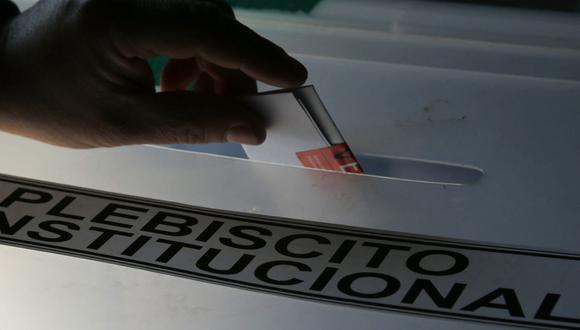 Una persona emite su voto durante un referéndum para aprobar o rechazar una nueva Constitución en un colegio electoral en Santiago, el 4 de septiembre de 2022. (Foto de CLAUDIO REYES / AFP)