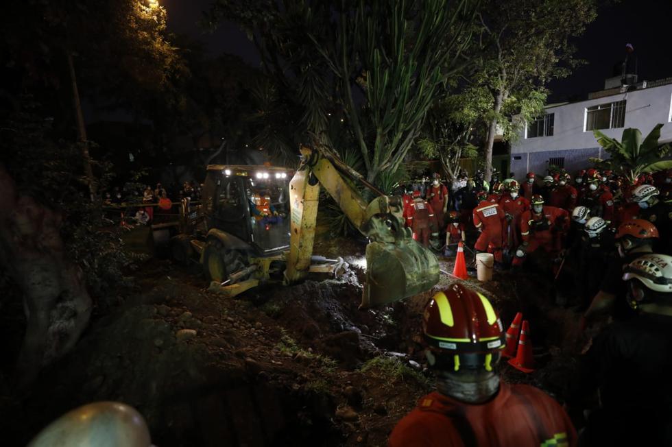 Continúan las labores de rescate de menor de 2 años que cayó a un pozo de más de 80 metros en un parque de Cercado de Lima. (Foto: César Bueno)
