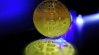 Bitcoin cae a mínimo de 10 días, arrastra a la baja a criptomonedas menores