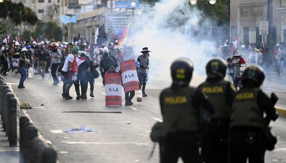 Esperamos que las resoluciones del TC declarando las marchas violentas como ilegales vean la luz en estas jornadas, señala el columnista. (Foto por ERNESTO BENAVIDES / AFP)