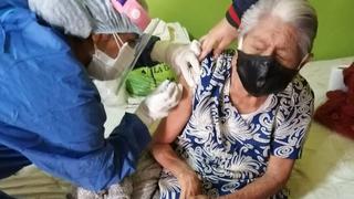 Vacunan a adultos mayores contra la influenza y neumococo en el distrito de Santa Rosa de Lambayeque