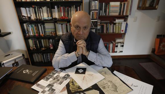Carlos López Degregori rodeado de su obra, ‘Variaciones Victoria’.