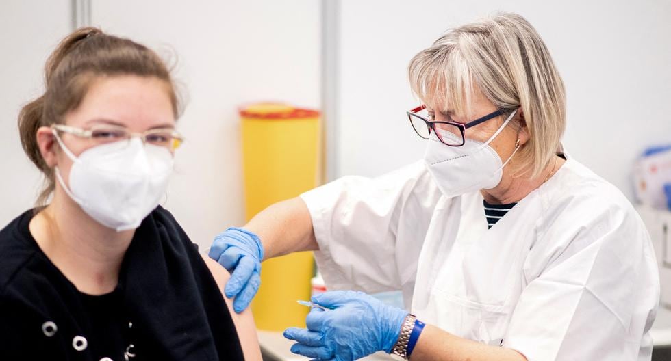 La maestra de jardín de infancia Magdalena Lipowska recibe la vacuna de AstraZeneca en Bremen, noroeste de Alemania, el 26 de febrero de 2021. (Hauke-Christian Dittrich / POOL / AFP).