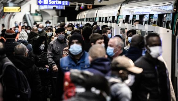 Viajeros con mascarillas  en el andén de Saint-Lazare de la estación de metro de la línea 13 en París. (Foto: Philippe LOPEZ / AFP)