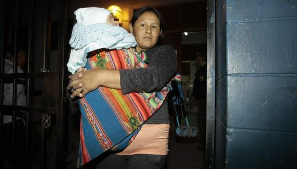 Pareja denuncia cambio de bebé en hospital Honorio Delgado. (Perú21)