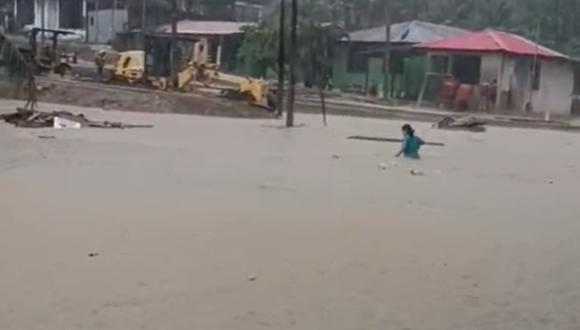 PUERTO MALDONADO. Para cruzar, pobladores tenían que nadar. (Foto: CAPTURA DE VIDEO)