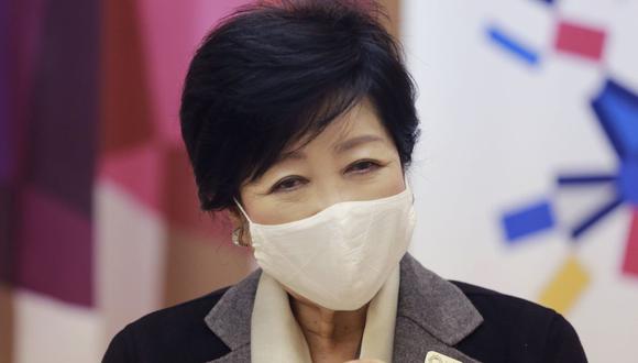 La gobernadora de Tokio, Yuriko Koike, habla durante una entrevista con The Associated Press en Tokio.  (Foto AP / Koji Sasahara)