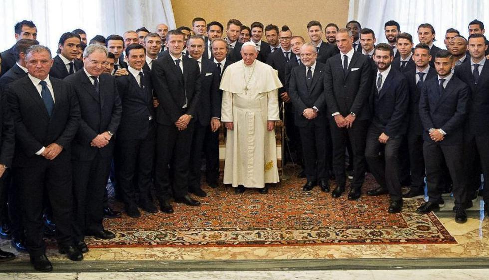 El peruano Juan Manuel Vargas visitó el Vaticano y recibió la bendición del papa Francisco en un encuentro que tuvo con los equipos de Fiorentina y Napoli. (AFP)