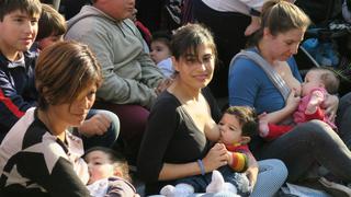 Argentina: Madres participaron en 'teteada' para hacer respetar derecho de amamantar a sus hijos en las calles [Fotos y Video]