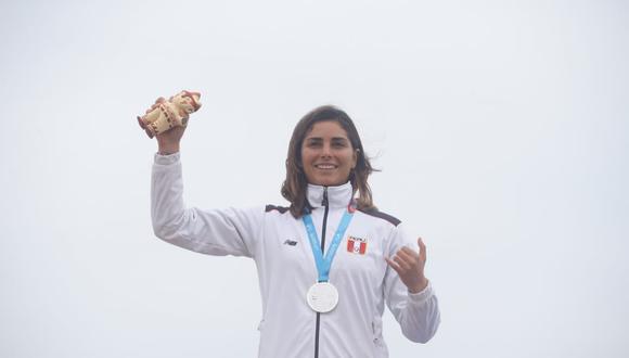 Premiación Surf femenino: Vania Torres, medalla de plata. (Foto: Jesús Saucedo)