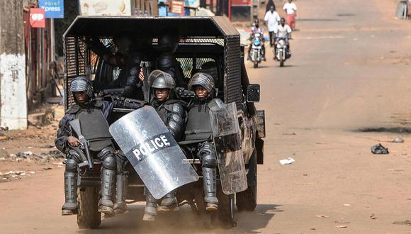 La policía guineana patrulla en Conakry por la jornada de protestas abiertas contra la supuesta apuesta del presidente para prolongar su gobierno. (Foto: AFP)