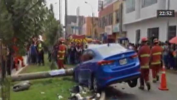 Suboficial de la PNP chocó su auto contra un poste. (Captura de TV)