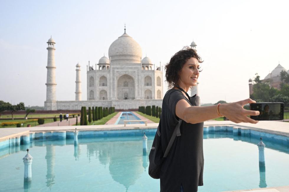 Melissa Dalla Rosa de Brasil toma fotos de recuerdo en el Taj Mahal después de que reabrió a los visitantes luego de que las autoridades flexibilizaran las restricciones del coronavirus en Agra (India), el 16 de junio de 2021. (Money SHARMA / AFP).