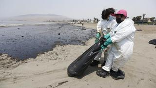 OEFA amenaza a Repsol con multa de S/ 460,000 si limpia playas con arena mezclada con petróleo crudo