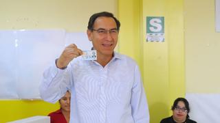 Martín Vizcarra fue a votar temprano en Moquegua pero su mesa no estaba instalada