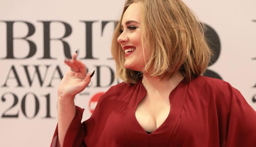 Astronauta Tim Peake entregó premio a la cantante Adele en los Brit Awards 2016. (Reuters)