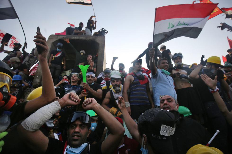 Irak vivió su sexto día consecutivo de protestas para pedir más servicios y contra la corrupción, que se saldan ya con 100 muertos y 5.500 heridos, pese a que el primer ministro, Adel Abdelmahdi, ha abierto la puerta a su dimisión y las dos principales fuerzas políticas se han aliado en su contra. (Foto: AFP)