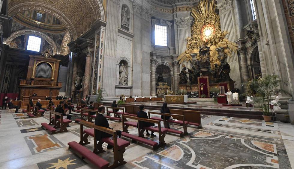 El papa Francisco elogió a los sacerdotes que han perdido la vida en la asistencia a enfermos con coronavirus y también a los “calumniados” por los escándalos de la Iglesia, en una solitaria misa de Jueves Santo por la pandemia. (AFP/VATICAN MEDIA).