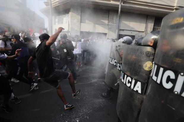 Marcha contra Pedro Castillo: Marcha contra Pedro Castillo: Se registran cuatro policías heridos en enfrentamientos RMMN | LIMA | PERU21