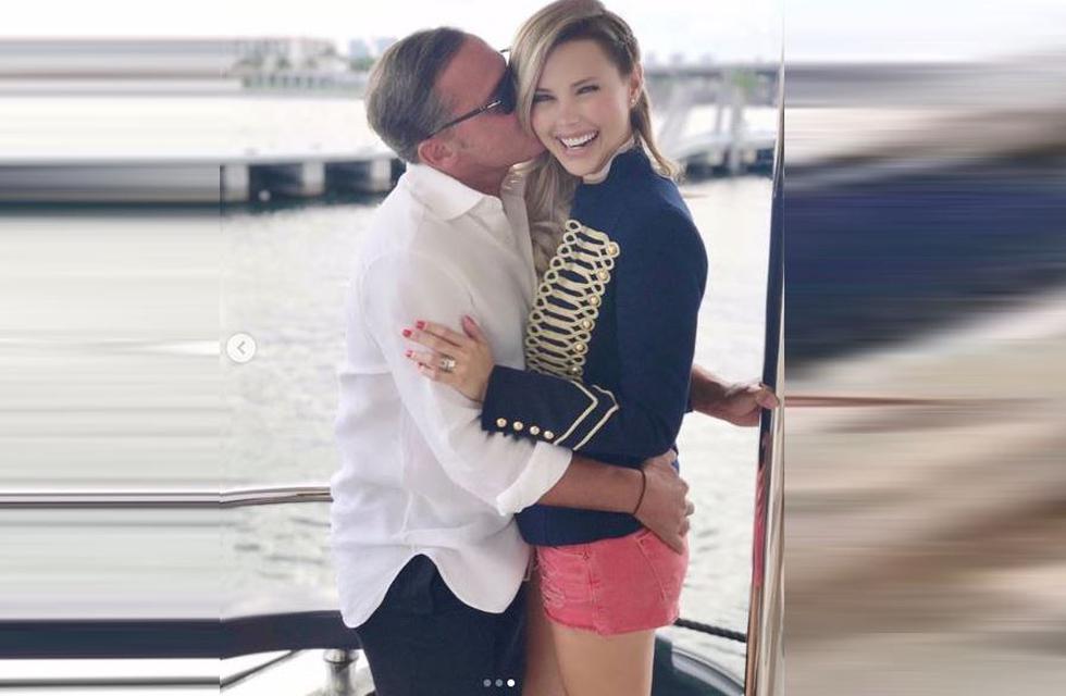 Famoso cantante posó besando y abrazando a su novia, la periodista y modelo Desirée Ortiz Salswach. (Instagram)