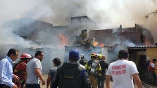Incendio consume viviendas en el Cercado de Lima
