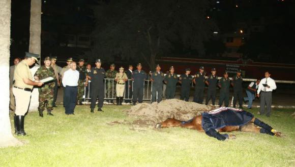 Víctima de la violencia. Ministro Wilfredo Pedraza asistió al entierro de yegua de la Policía. (Rolando Ángeles)