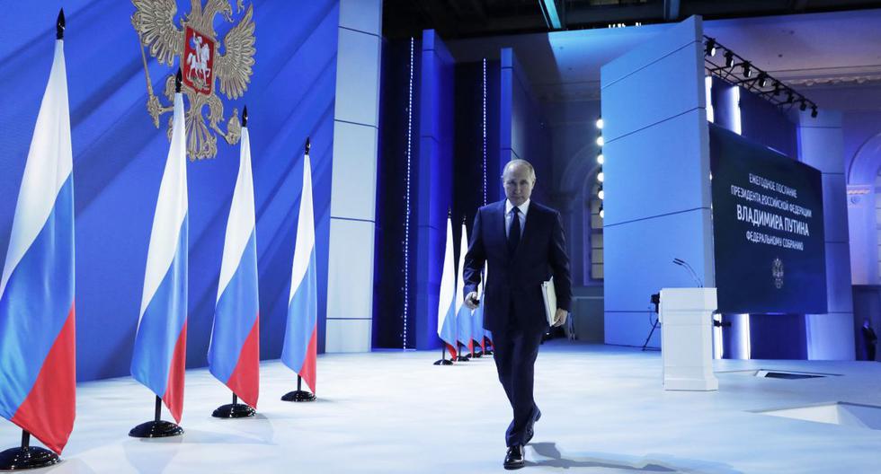 El presidente ruso Vladimir Putin abandona el escenario después de su discurso anual sobre el estado de la nación, en la Sala de Exposiciones Manezh, en Moscú, el 21 de abril de 2021. (AFP/RUSSIAN PRESIDENTIAL PRESS OFFICE/MIKHAIL METZEL).