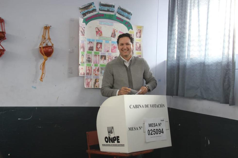 Daniel Salaverry acudió a cumplir con su deber cívico en Trujillo. (Alan Benites)