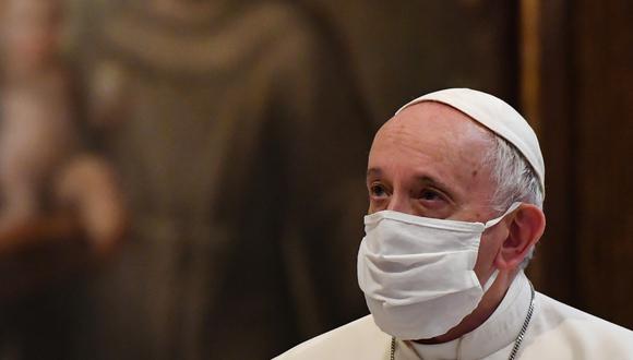 El Papa Francisco con una máscara protectora llega para un servicio de oración en la Basílica de Santa María en Aracoeli, una iglesia en la cima de la Colina Capitolina de Roma, el 20 de octubre de 2020. (ANDREAS SOLARO / AFP).