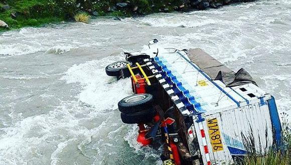 Camión se volcó a un río en Quispicanchi, en el Cusco. (Cusco en Portada)