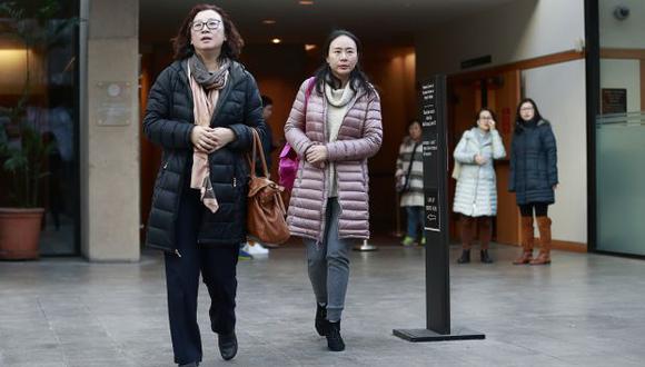 Las mujeres abandonan el B.C. Tribunal Supremo después de observar la audiencia de fianza para el Director de Finanzas de Huawei Technologies, Meng Wanzhou. (Foto: AFP)