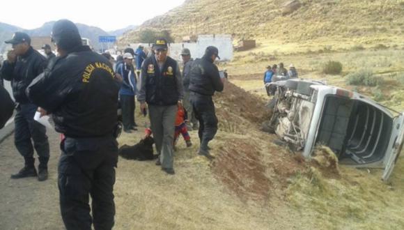 Dos personas murieron al chocar la camioneta combi en la que viajaban en la carretera Interoceánica. (Andina)