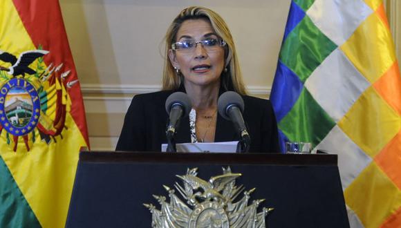 Jeanine Áñez anuncia que promulgará la ley para elecciones en Bolivia. (Photo by JORGE BERNAL / AFP).