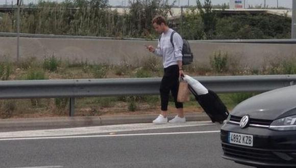 Esta es la imagen de Ivan Rakitic saliendo del aeropuerto de El Prat que se viralizó. (Foto. Twitter)