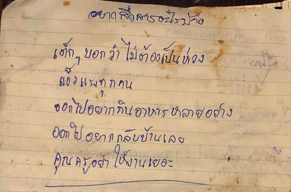 Carta escrita por uno de los niños atrapados en una cueva y puesta a disposición de la prensa por la Marina Real de Tailandia.(EFE)