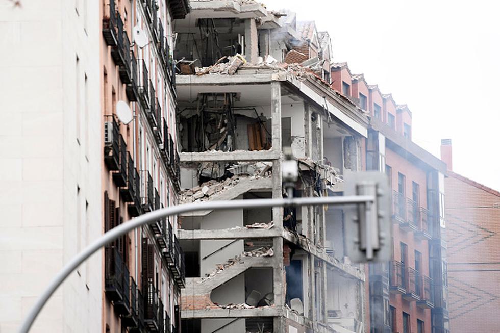 La explosión, cuyas causas se desconocen, afectó completamente a la fachada de un edificio residencial en la calle de Toledo, en el distrito de La Latina. (Foto: Getty)