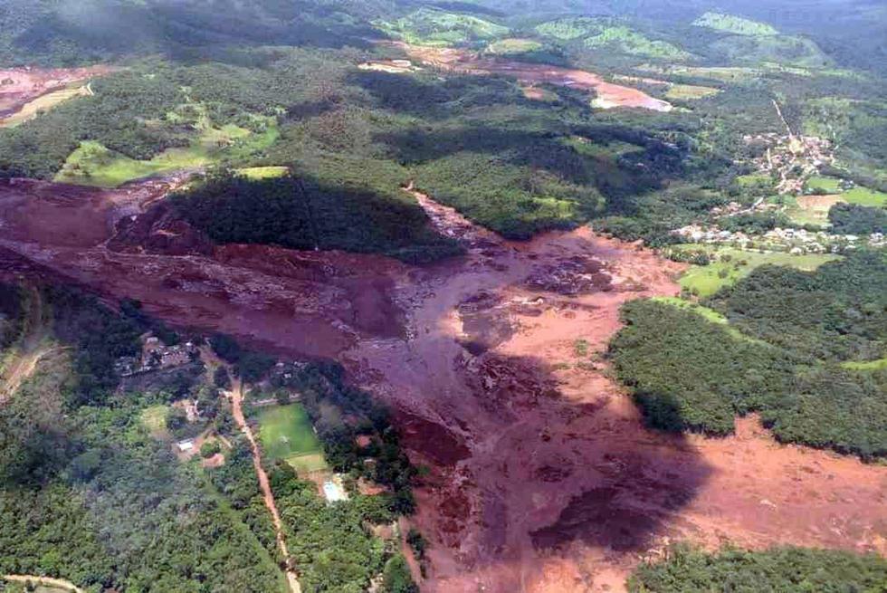 Las impactantes imágenes del momento que colapsó un dique en Brasil. (EFE)