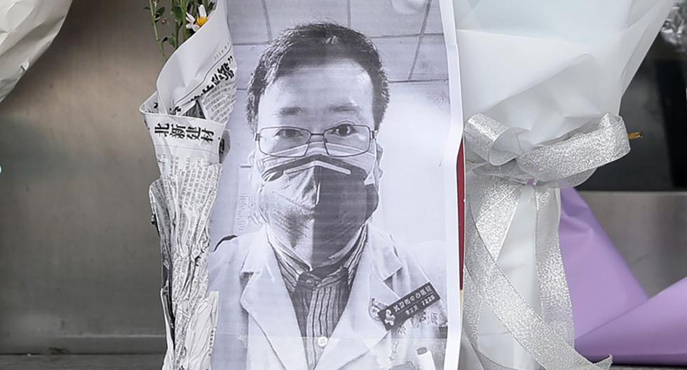 Fotografía del difunto oftalmólogo Li Wenliang se observa en las afueras del Hospital Central de Wuhan en China. (AFP).