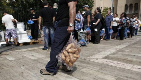 Neonazis también reparten víveres a angustiados griegos sin empleo. (AP)