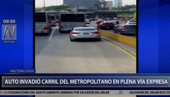 Auto invadió carril del Metropolitano en plena Vía Expresa (Captura:Canal N)