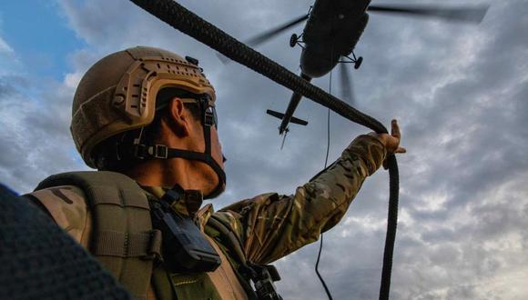 Miembros de las Fuerzas Armadas de Perú participan en un operativo para destruir una pista de aterrizaje clandestina, el 7 de junio de 2022, en las Montañas del Vraem de la amazonía del Perú. EFE/ Sebastián Montalvo Gray