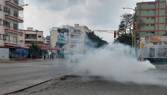 Dispersan con gases lacrimógenos protestas de la oposición en Venezuela. (Foto: Twitter - @Efectococuyo)