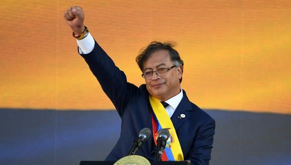 El nuevo presidente de Colombia, Gustavo Petro, gesticula después de pronunciar un discurso durante su ceremonia de toma de posesión en la Plaza de Bolívar en Bogotá, el 7 de agosto de 2022.  (Foto por Juan BARRETO / AFP)