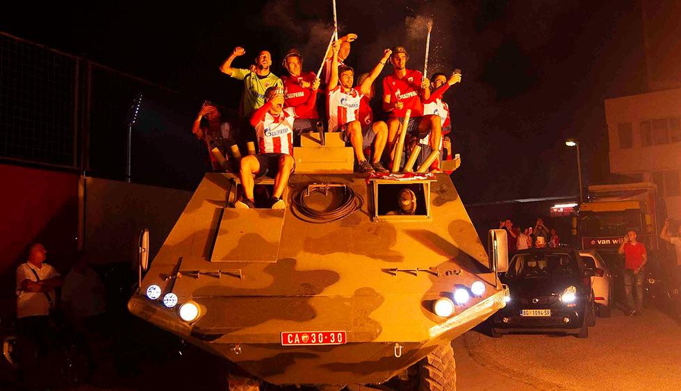 Los jugadores de Estrella Roja de Serbia celebraron subidos en una tanqueta por Belgrado. (Foto: Facebook FK Crvena zvezda)