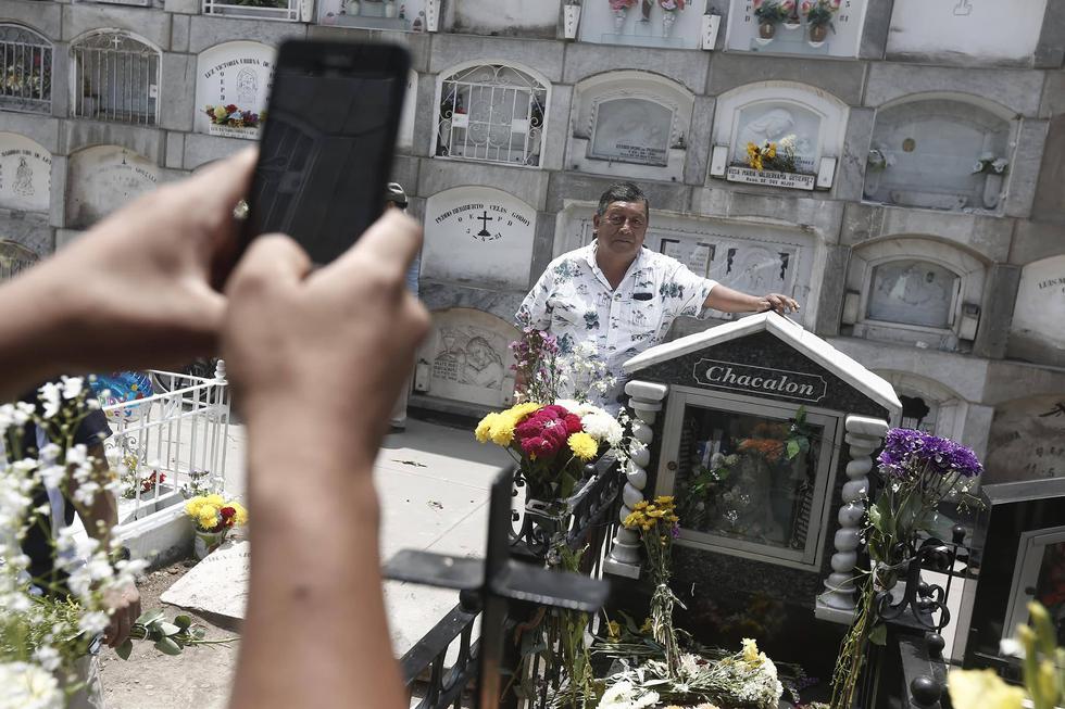 Decenas de seguidores de Lorenzo Palacios 'Chacalón' se aproximaron a su tumba para rendir homenaje al fallecido ídolo de la música chicha. (César Campos / Perú21)
